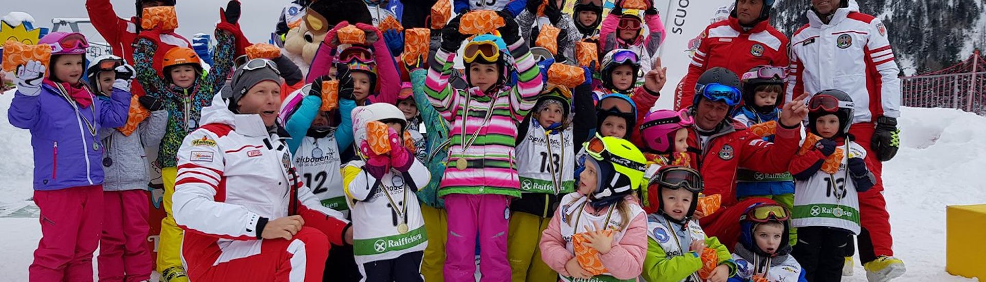 Eine Gruppe von Kindern macht ein Foto nach dem Kinderskikurs (4-6 J.) für Anfänger mit der Skischule Speikboden Ahrntal.