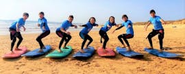Un gruppo di persone con le loro tavole da surf durante le Lezioni di surf a Praia da Galé, Albufeira (dagli 8 anni) con Surf4Fun Albufeira.