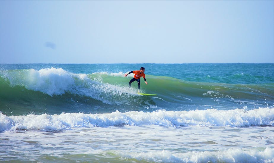 Photo des Cours Particuliers de Surf (dès 8 ans) à Praia da Galé à Albufeira avec Surf 4 Fun.