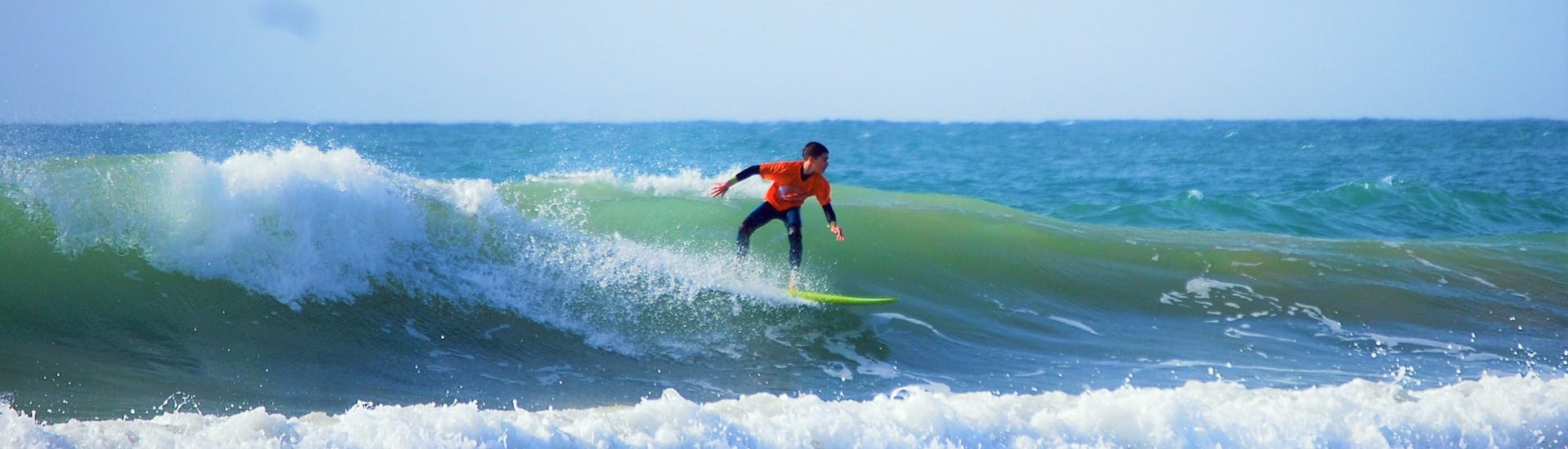 Photo des Cours Particuliers de Surf (dès 8 ans) à Praia da Galé à Albufeira avec Surf 4 Fun.