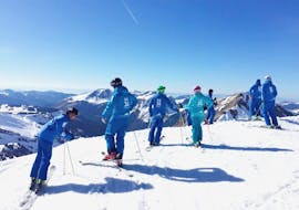 Image d'un groupe d'adultes lors d'un cours de ski adultes pour tous niveaux de l'ESI M3S Morgins.