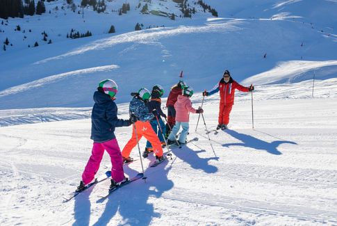 Picture of a group of children with their monitor during Kids Ski Lessons (6-12 y.) "Privilege 8" with ESF Courchevel 1650.
