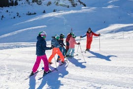 Photo d'un groupe d'enfants avec leur moniteur pendant un Cours de ski Enfants (6-15 ans) "Privilège 8" avec ESF Courchevel 1650.