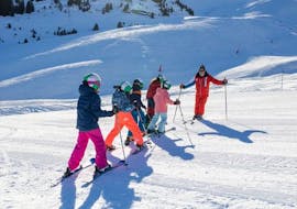 Photo d'un groupe d'enfants avec leur moniteur pendant un Cours de ski Enfants (6-15 ans) "Privilège 8" avec ESF Courchevel 1650.