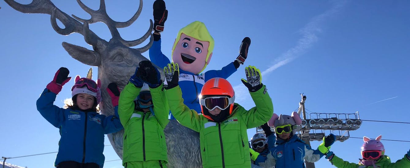 Bambini in posa con la mascotte dopo Lezioni di sci per bambini (4-8 anni) per principianti assoluti in Scuola Sci Vialattea Sauze d'Olux
