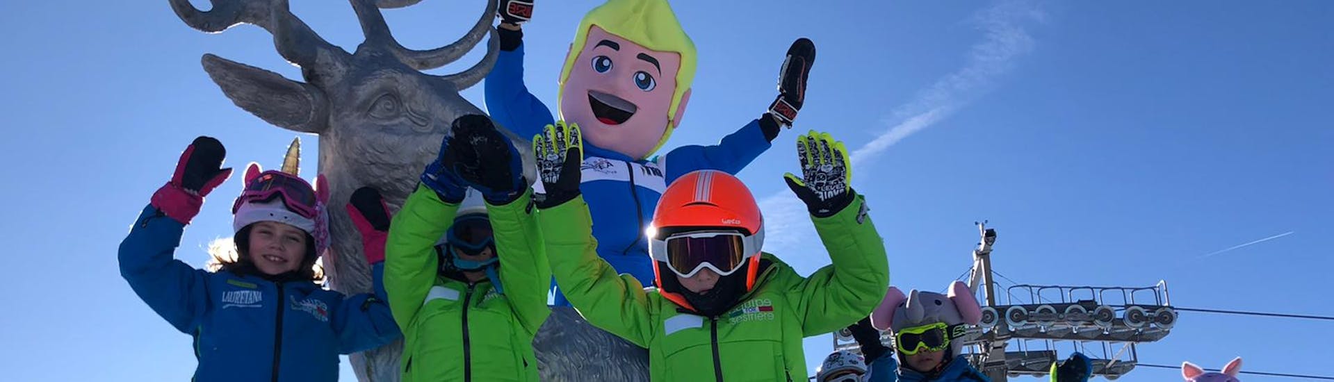 Kids cheering with mascotte in Kids Ski Lessons (4-8 y.) for First Timers Scuola Sci Vialattea Sauze d'Olux