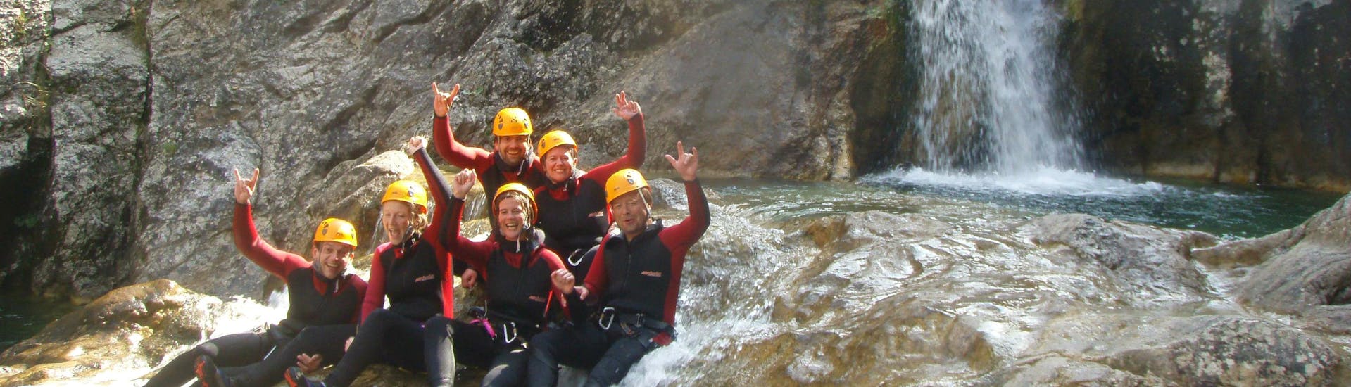 A happy group during Canyoning through Stuibenfälle in Reutte - Who Made You Tour with White Mountain. 