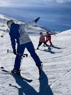 Les enfants apprennent à skier pendant un cours de ski pour tous les niveaux avec l'Ecole Universelle de Ski Sierra Nevada.