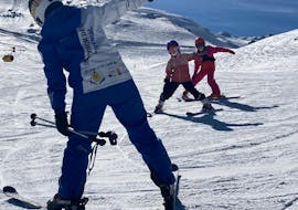 Niños aprendiendo a esquiar durante una clase de esquí para todos los niveles con la Escuela Universal de Esquí Sierra Nevada.