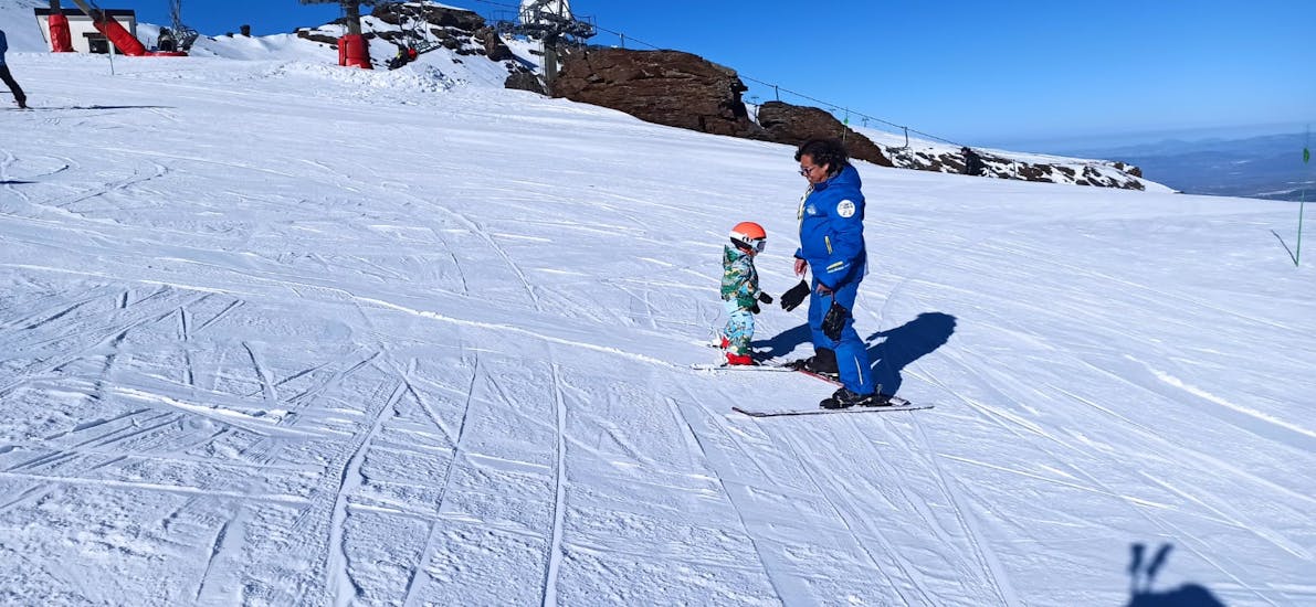 I bambini imparano a sciare durante una lezione di sci per tutti i livelli con la Escuela Universal de Ski Sierra Nevada.