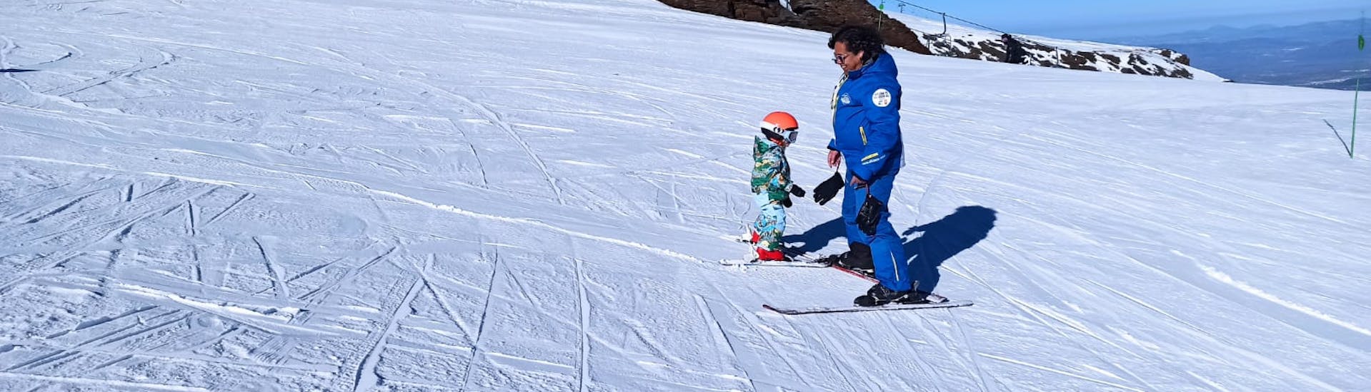 Kinder lernen das Skifahren während eines Skikurses für alle Levels mit der Escuela Universal de Ski Sierra Nevada.