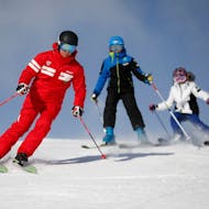 Bild von zwei Kindern mit ihrem Skilehrer während eines privaten Skikurses für Kinder für alle Levels mit ESF Chamonix.