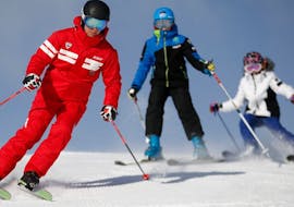 Immagine di due bambini con il loro maestro durante una lezione privata di sci per bambini di tutti i livelli con ESF Chamonix.