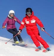 Image d'une femme avec son moniteur lors d'un Cours particulier de ski Adultes pour Tous niveaux avec ESF Chamonix.