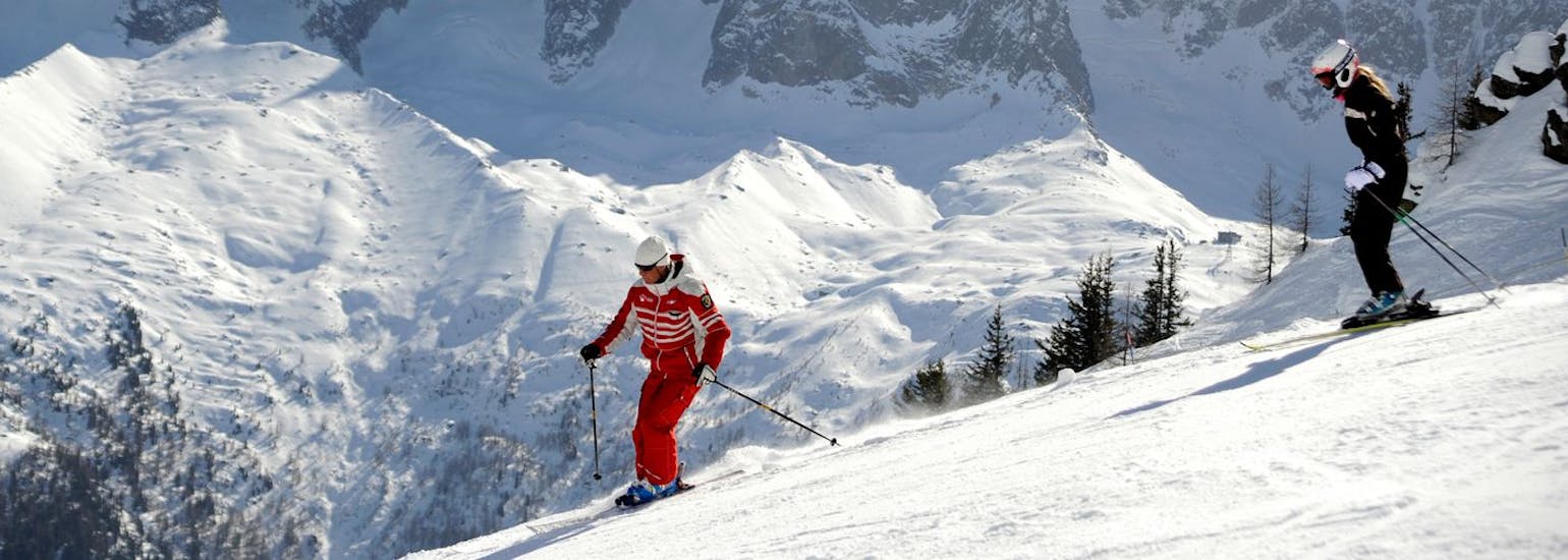 Foto van een vrouw met haar instructeur tijdens een privé skiles bij ESF Chamonix.