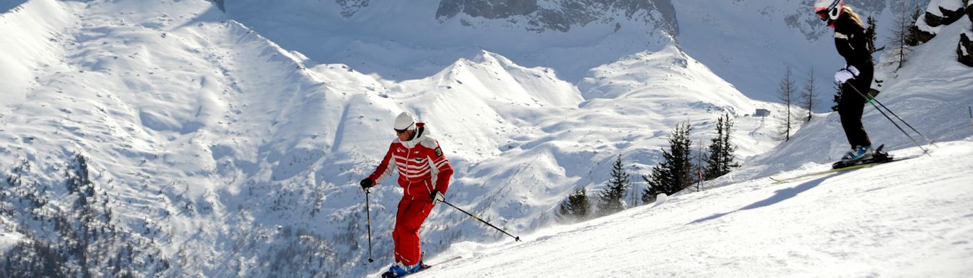 Bild einer Frau mit ihrem Skilehrer während einer privaten Skistunde mit ESF Chamonix.