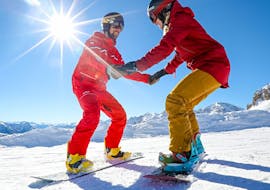 Een snowboarder leert wat balans te vinden tijdens een privé snowboardles voor kinderen en volwassenen van alle niveaus met ESF Chamonix.