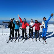 Les élèves apprennent à skier lors d'un cours de ski pour débutants avec l'école Universal de Ski Sierra Nevada.
