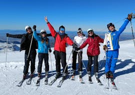Schüler lernen das Skifahren bei einem Skikurs für Anfänger mit der Escuela Universal de Ski Sierra Nevada.
