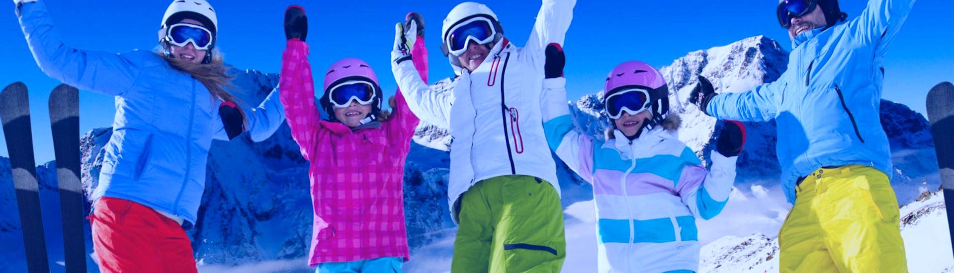 Mensen die plezier hebben tijdens de skilessen voor kinderen (6-14 jaar) voor alle niveaus met Scuola Italiana Sci Dolomiti San Martino di Castrozza.