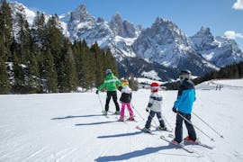 Kinder haben Spaß beim Kinderskikurs (6-14 J.) für alle Levels mit der Scuola Italiana Sci Dolomiti San Martino di Castrozza.
