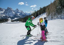 Een kind skiët tijdens de privé skilessen (vanaf 6 jaar) voor kinderen van alle niveaus met Scuola Italiana Sci Dolomiti San Martino di Castrozza.