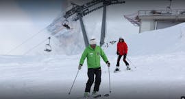 Een persoon die leert skiën met een instructeur tijdens de privélessen voor volwassenen voor alle niveaus met Scuola Italiana Sci Dolomiti San Martino di Castrozza.