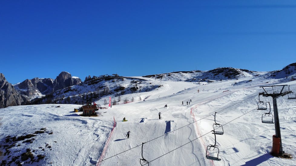 Lo snowpark di San Martino di Castrozza, dove i rider possono provare nuovi tricks durante le Lezioni private di snowboard per tutte le età e i livelli con Scuola Italiana Sci Dolomiti San Martino di Castrozza.