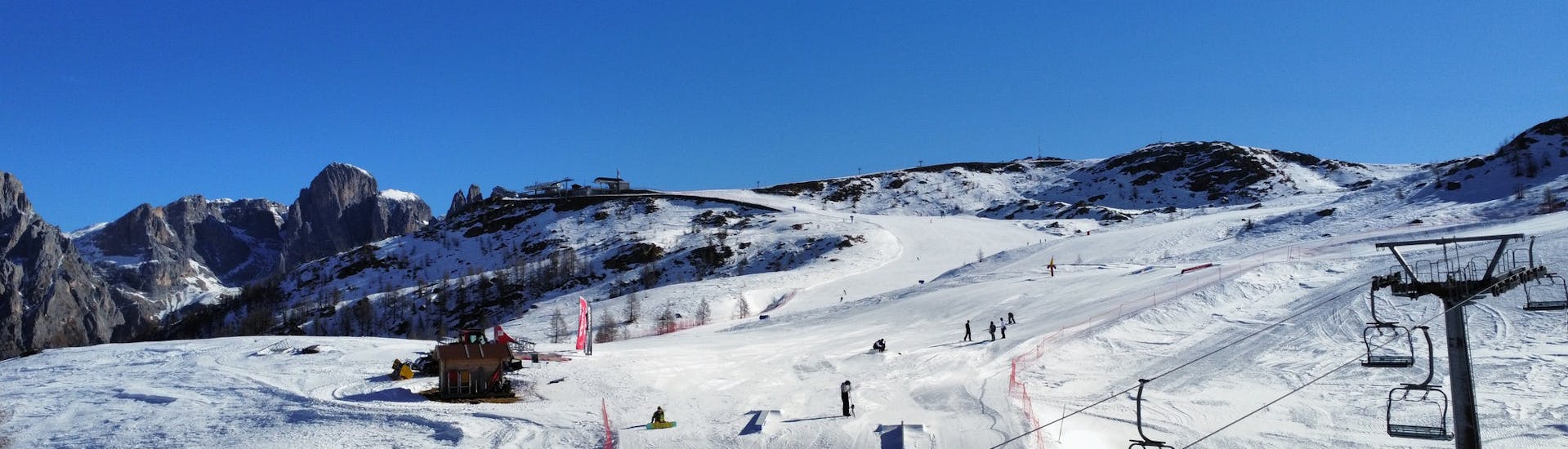 Het snowpark van San Martino di Castrozza, waar rijders nieuwe trucs kunnen uitproberen tijdens de privélessen snowboarden voor alle niveaus met Scuola Italiana Sci Dolomiti San Martino di Castrozza.