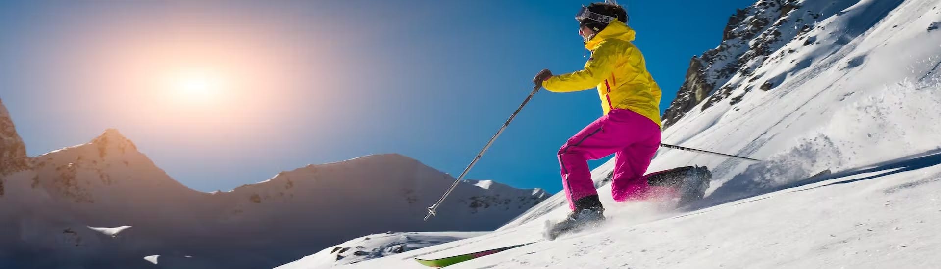 Een persoon die plezier heeft tijdens de privé telemark skilessen voor alle niveaus met Scuola Italiana Sci Dolomiti San Martino.