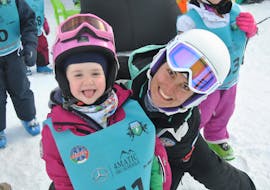 Ein Skilehrer und ein Kind während des Kinderskikurses (ab 4 Jahren) für alle Levels mit der Scuola Italiana Sci Arabba.