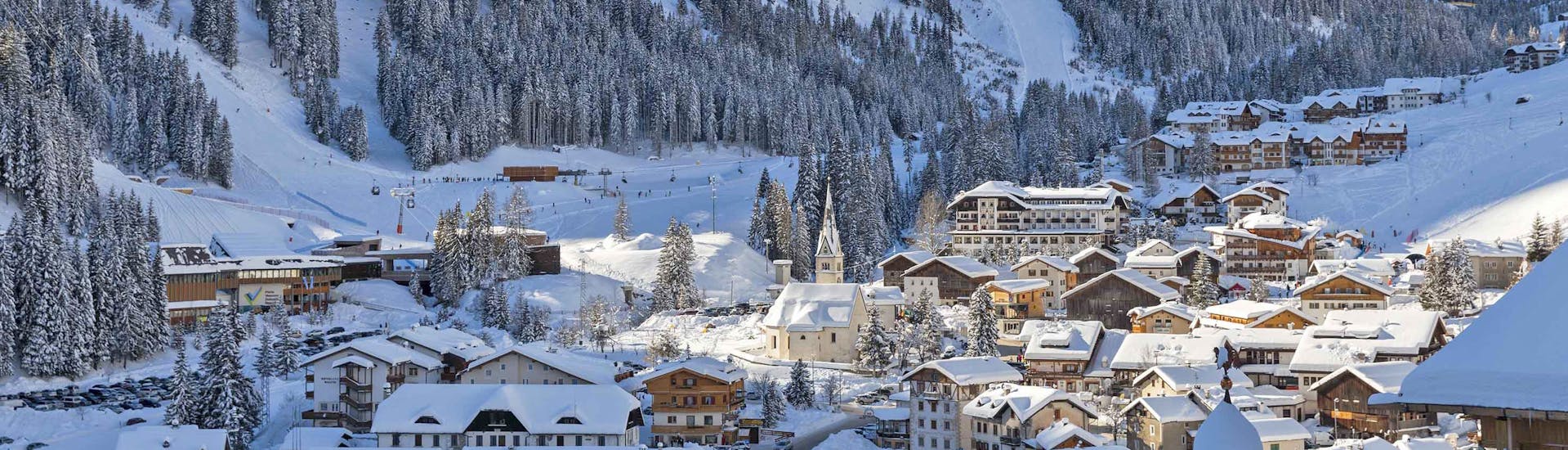 Een prachtig uitzicht op Arabba tijdens de privé skilessen voor volwassenen van alle niveaus met Scuola Italiana Sci Arabba.