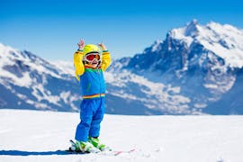 Een kind skiën tijdens de privé skilessen (vanaf 4 jaar) voor kinderen van alle niveaus met Scuola Sci Arabba.