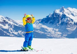 Een kind skiën tijdens de privé skilessen (vanaf 4 jaar) voor kinderen van alle niveaus met Scuola Sci Arabba.