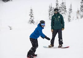 Una persona scende una pista sullo snowboard durante le Lezioni private di snowboard per tutte le età e i livelli con Scuola Italiana Sci Arabba.