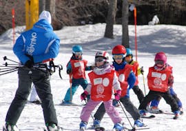 Un groupe d'enfants skiant avec le moniteur pendant les Cours de ski pour Enfants (4-5 ans) pour Débutants de la Scuola Italiana Sci Folgaria-Costa.