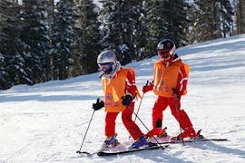 Een groep kinderen aan het skiën tijdens de Kids Ski Lessen (6-14 j.) voor alle niveaus bij Scuola Italiana Sci Folgaria-Costa.