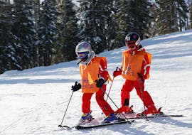 Un gruppo di bambini scia durante le Lezioni di sci per bambini (6-14 anni) per tutti i livelli con Scuola Italiana Sci Folgaria-Costa.