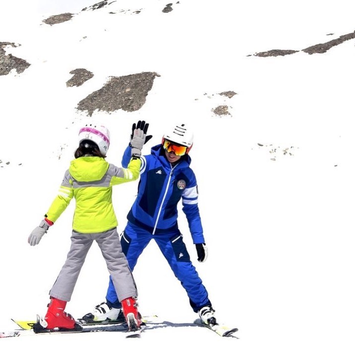 Un skieur et son moniteur pendant les Cours particuliers de ski pour Enfants (dès 4 ans) de Tous Niveaux de la Scuola Italiana Sci Folgaria-Costa.