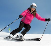 Una ragazza scia in pista durante le Lezioni private di sci per adulti per tutti i livelli (dai 15 anni) con Scuola Italiana Sci Folgaria-Costa.