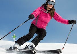 Een meisje daalt een helling af tijdens de privé skilessen voor volwassenen (vanaf 15 jaar) voor alle niveaus bij Scuola Italiana Sci Folgaria-Costa.