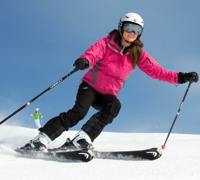 A girl going down a slope during the Private Ski Lessons for Adults for All Levels with Scuola Italiana Sci Folgaria-Fondo Grande.