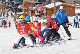 Des enfants s'amusent lors du Cours de ski pour Enfants (4-5 ans) pour Débutants avec la Scuola Italiana Sci Folgaria-Serrada.