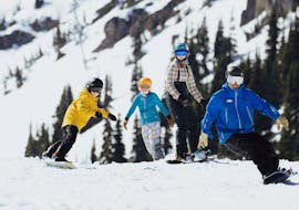 Des gens font du snowboard dans la forêt pendant un Cours particuliers de Snowboard pour Adultes de Tous Niveaux avec la Scuola Italiana Sci Folgaria-Serrada.