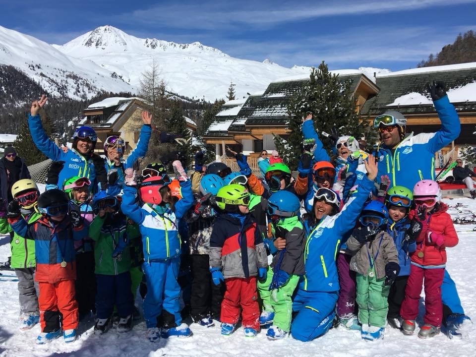 Kinder haben Spass beim Kinderskikurs (3-5 J.) für Anfänger mit Silvaplana Top Snowsports.