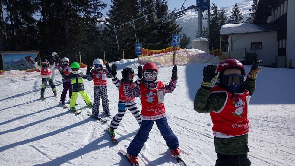 Children holding their hands in the air with Skischool Glungezer