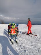 Kidner stellen sich hintereinander an beim Kinderskikurs mit Erfahrung mit der Skischule Glungezer Tulfes