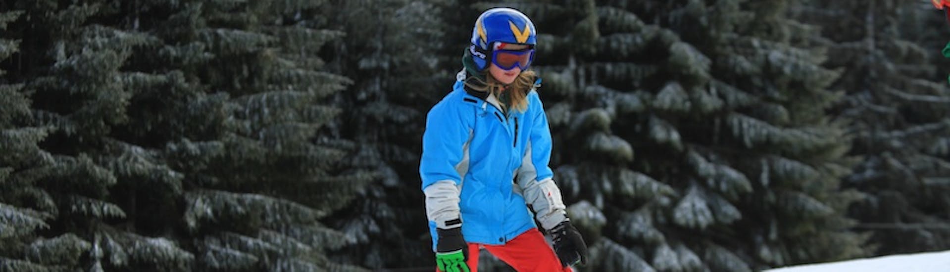 Mädchen abfahrend im Schnepflug während Privater Kinder-Skikurs für alle Levels mit Skischule Nova.
