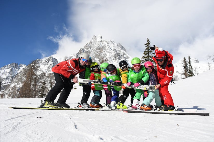 Photo d'un groupe d'enfants avec leur moniteur de la Scuola di Sci Monte Bianco Courmayeur pendant un Premier Cours de ski Enfants (4-12 ans).