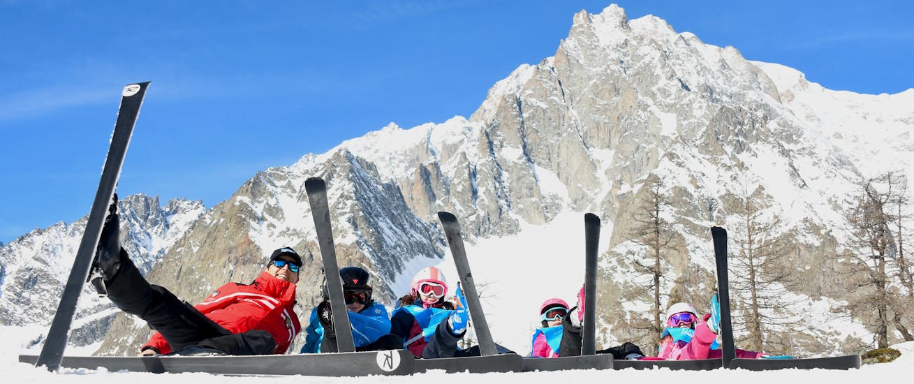 Photo d'un groupe d'enfants s'amusant avec leur moniteur de la Scuola di Sci Monte Bianco Courmayeur pendant leur Cours de ski Enfants (4-12 ans) pour Débutants.